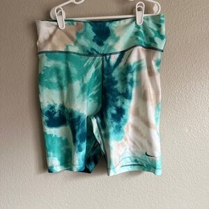 Nike dri-fit adult women size large 7” bike shorts in green tie-dye